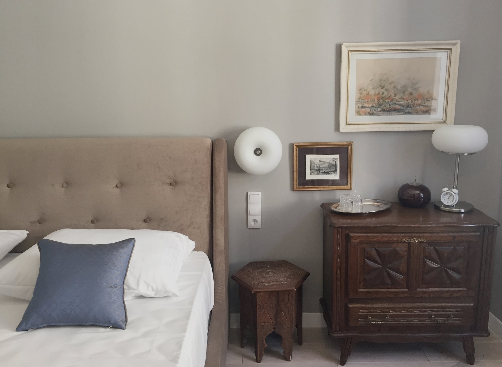 A guest room at Ovo malo duše with antique furniture